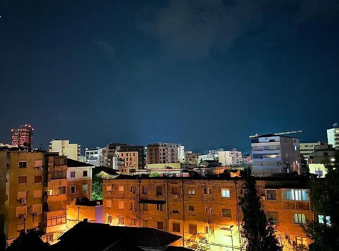 Charming And Bright Center تيرانا