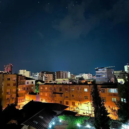 Charming And Bright Center Apartament Тирана